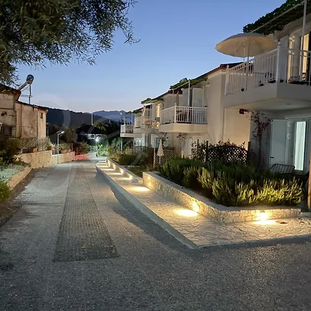 8 Homes * Katoméri