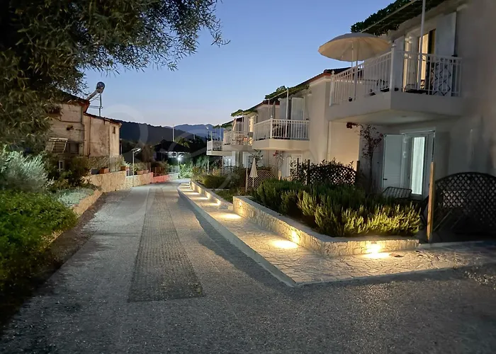 8 Homes * Katoméri