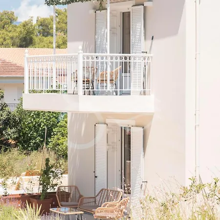 8 Homes Apartamento Katomerion